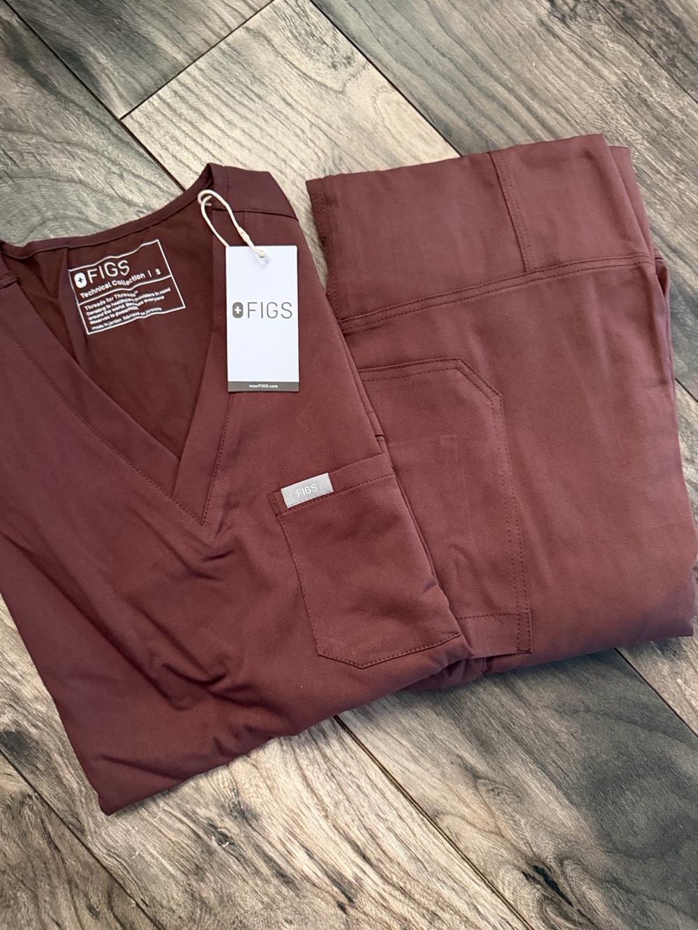 FIGS Women's Jogger Scrub Set in Burgundy
